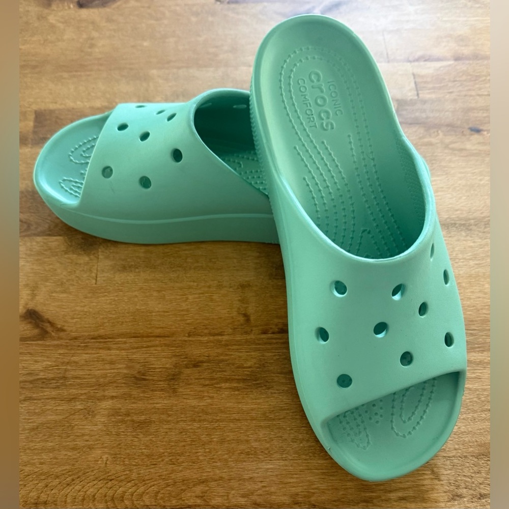 CROCS Women’s Aqua Slide Sandals Size 9